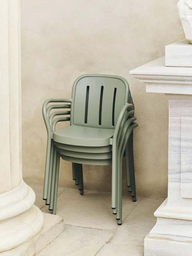Chaise de jardin avec accoudoirs en métal vert Deville - HAY