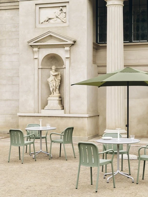 Chaise de jardin avec accoudoirs en métal vert Deville - HAY
