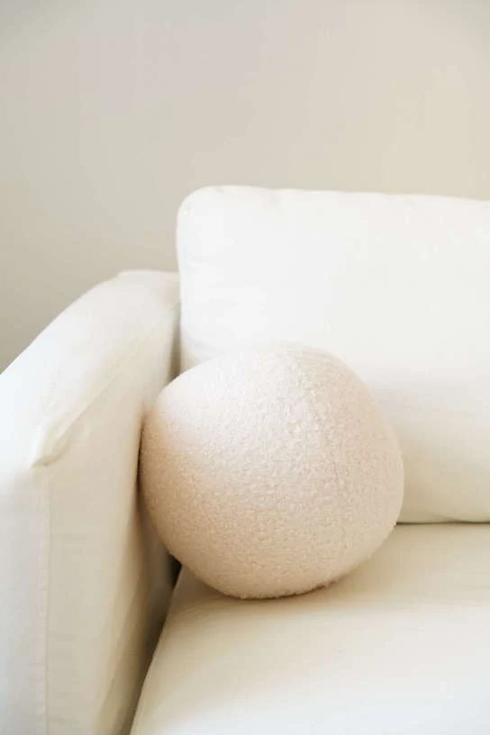 Coussin en tissu bouclé beige clair 20xcm Teddy - Home Design