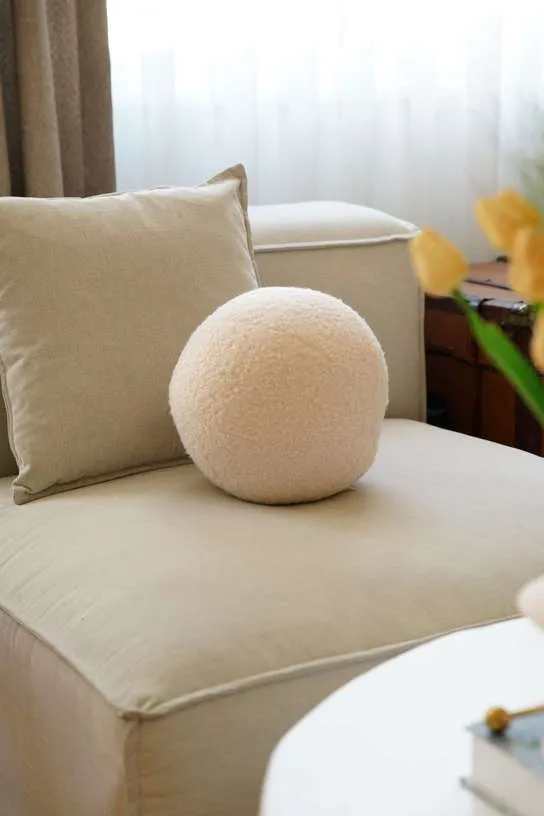 Coussin en tissu bouclé beige clair 20xcm Teddy - Home Design