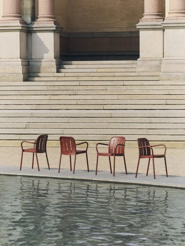 Chaise de jardin avec accoudoirs en métal rouge Deville - HAY