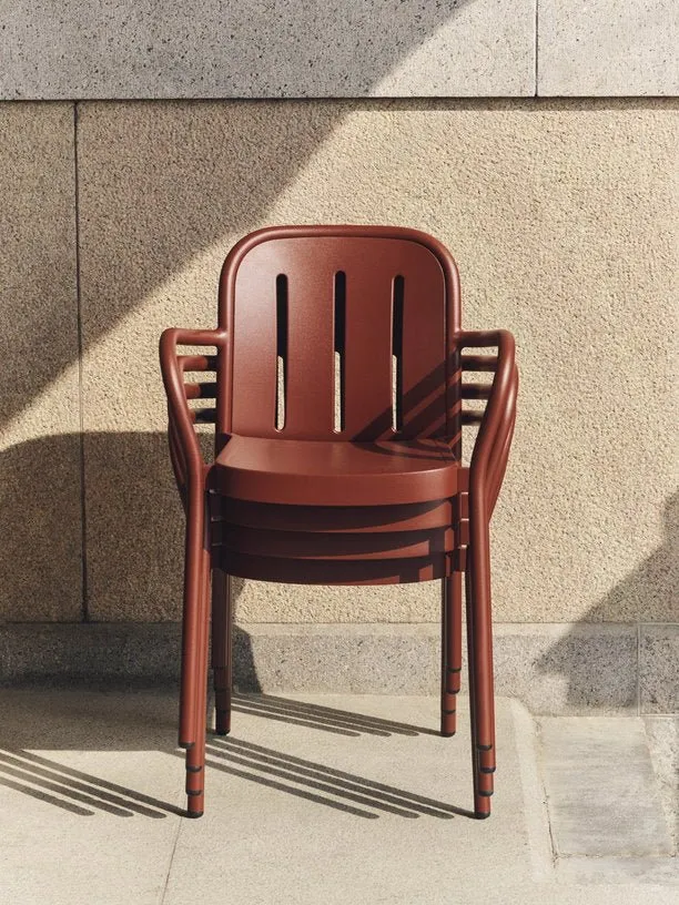 Chaise de jardin avec accoudoirs en métal rouge Deville - HAY