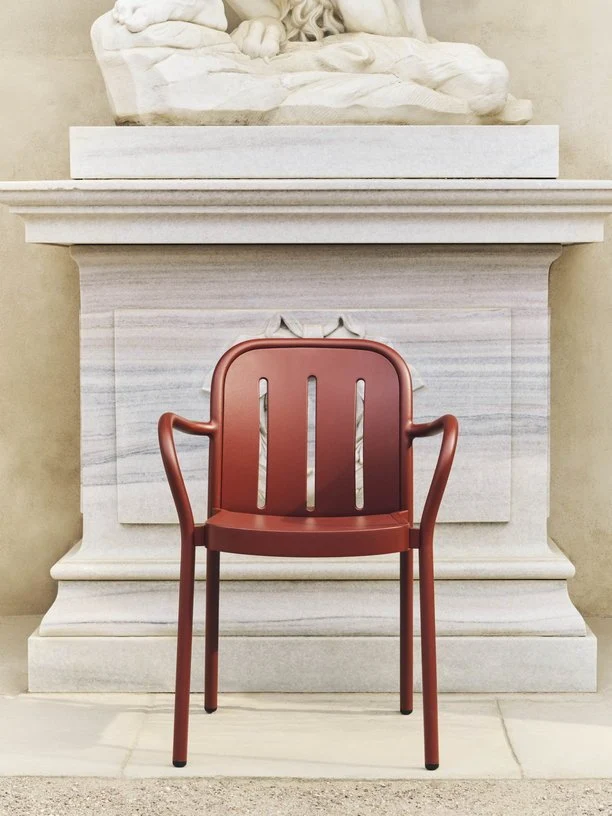 Chaise de jardin avec accoudoirs en métal rouge Deville - HAY