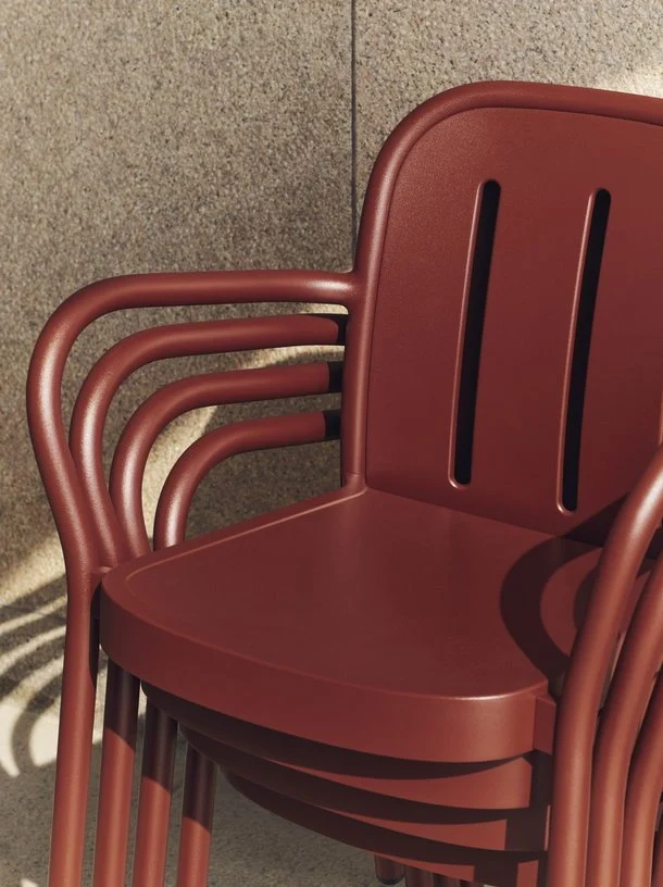 Chaise de jardin avec accoudoirs en métal rouge Deville - HAY