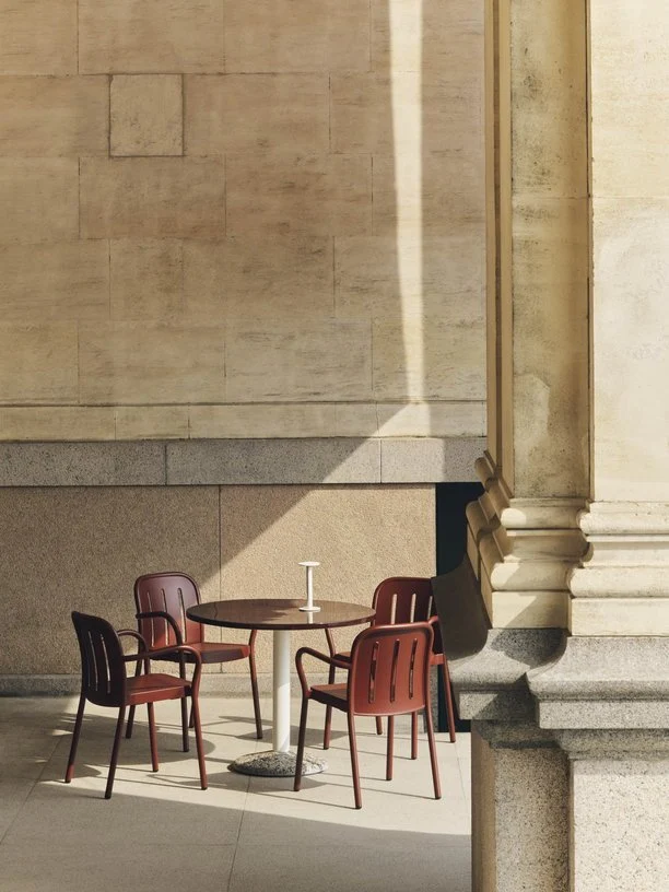 Chaise de jardin avec accoudoirs en métal rouge Deville - HAY