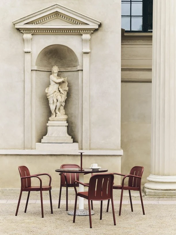 Chaise de jardin avec accoudoirs en métal rouge Deville - HAY