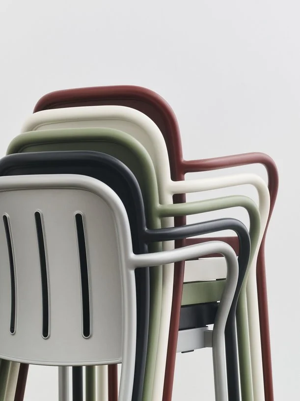 Chaise de jardin avec accoudoirs en métal rouge Deville - HAY