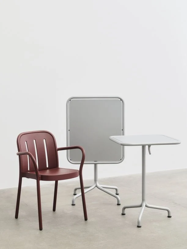 Chaise de jardin avec accoudoirs en métal rouge Deville - HAY