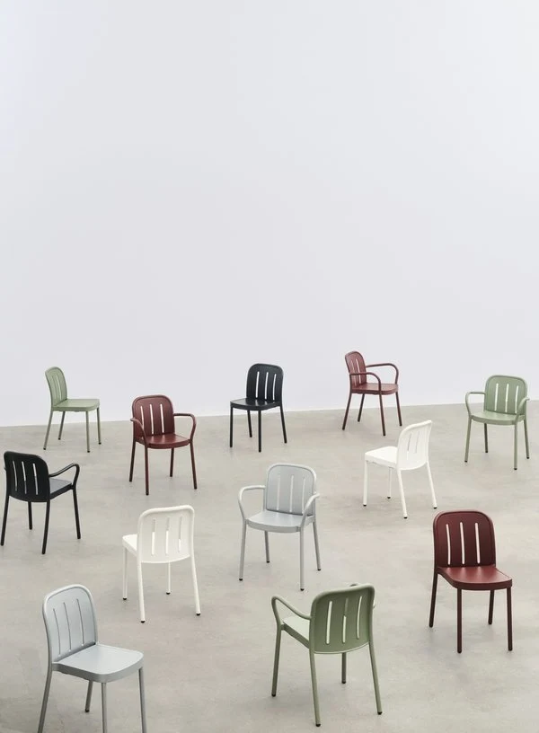 Chaise de jardin avec accoudoirs en métal rouge Deville - HAY