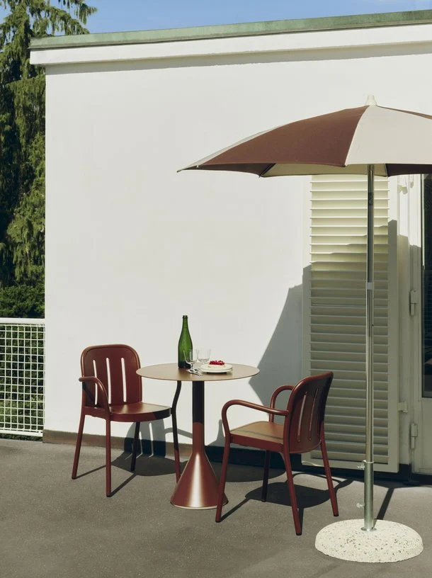 Chaise de jardin avec accoudoirs en métal rouge Deville - HAY