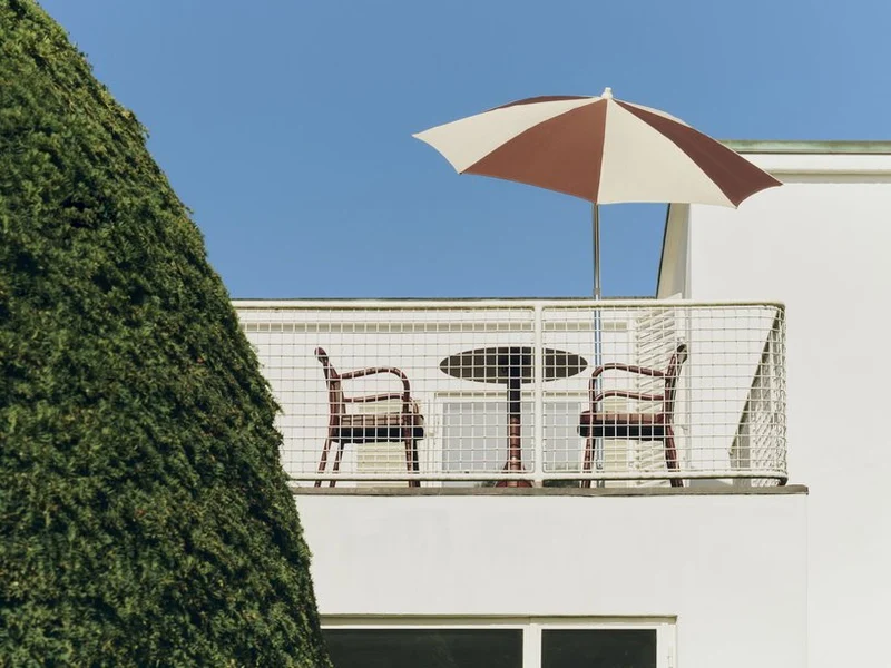 Chaise de jardin avec accoudoirs en métal rouge Deville - HAY