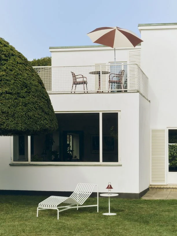 Chaise de jardin avec accoudoirs en métal rouge Deville - HAY