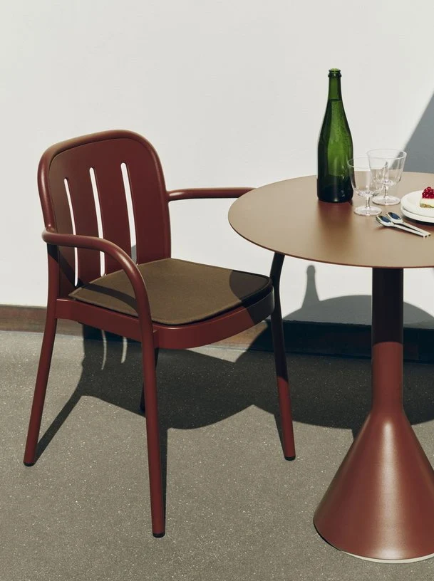 Chaise de jardin avec accoudoirs en métal rouge Deville - HAY