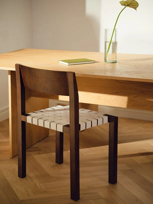 Chaise en bois de hêtre massif brun cacao et sangles naturelles en coton Toli - noo.ma
