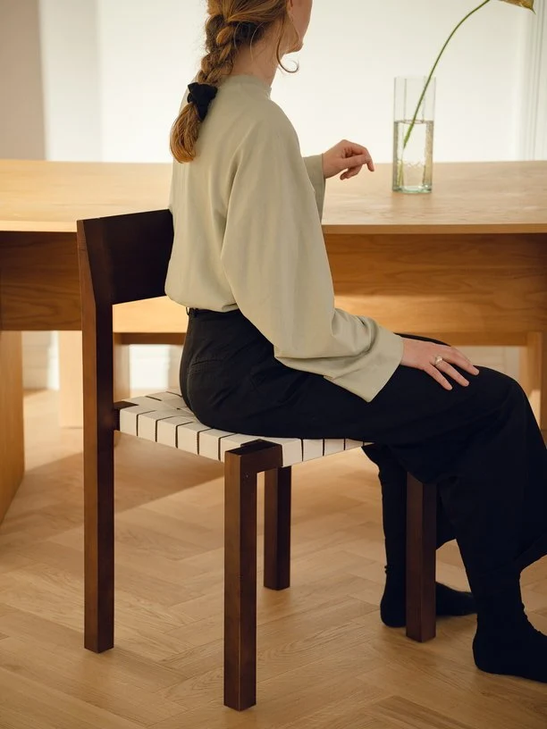 Chaise en bois de hêtre massif brun cacao et sangles naturelles en coton Toli - noo.ma