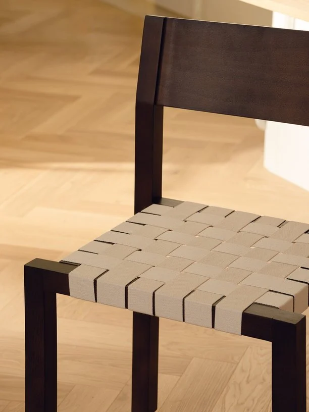 Chaise en bois de hêtre massif brun cacao et sangles naturelles en coton Toli - noo.ma