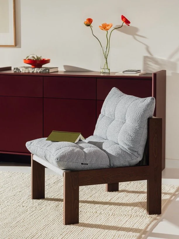 Fauteuil en tissu bouclé bleu ciel et bois de hêtre marron cacao Huno - noo.ma