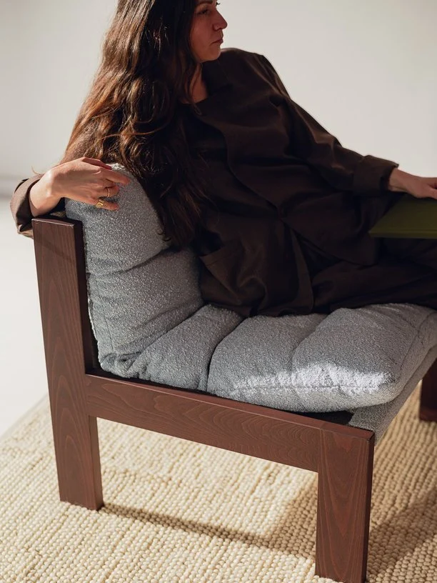 Fauteuil en tissu bouclé bleu ciel et bois de hêtre marron cacao Huno - noo.ma