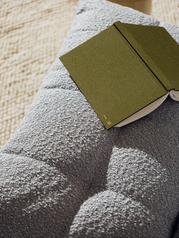 Fauteuil en tissu bouclé bleu ciel et bois de hêtre marron cacao Huno - noo.ma