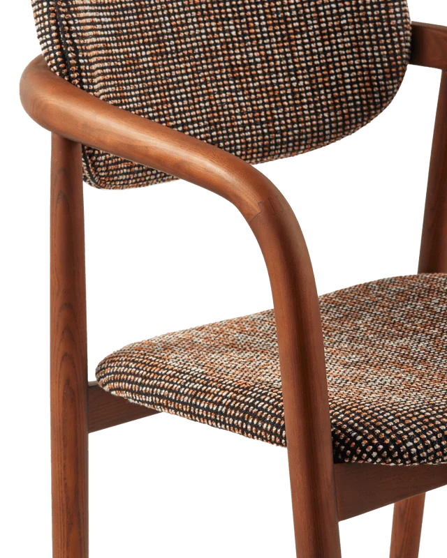 Chaise de salle à manger avec accoudoirs en tissu à motif marron et bois de frêne Speckled Henry - Pols Potten