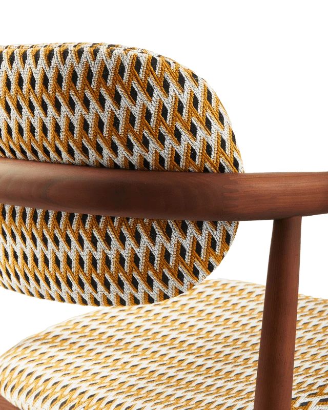 Chaise de salle à manger avec accoudoirs en tissu à motif jaune et bois de frêne Geo Henry - Pols Potten