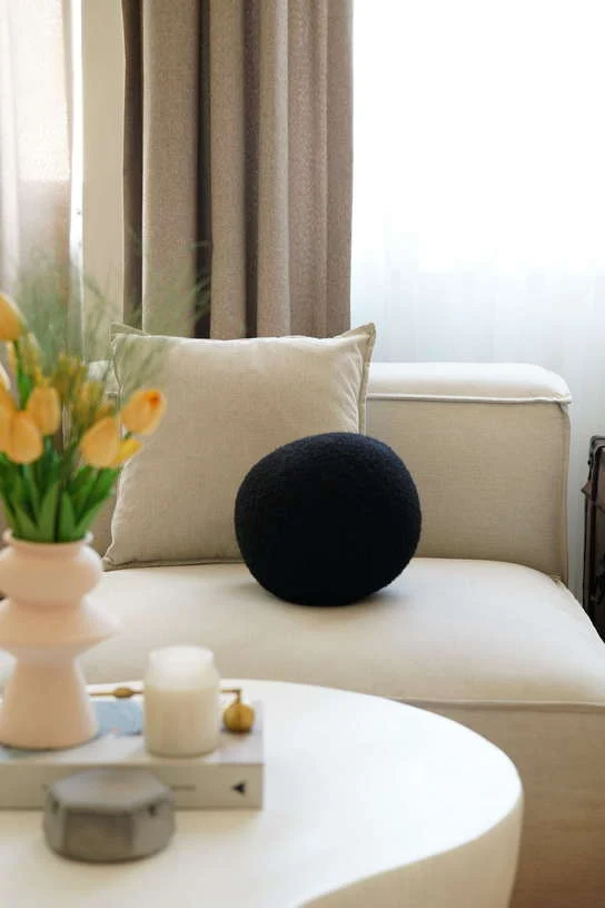 Coussin en tissu bouclé noir 20xcm Teddy - Home Design