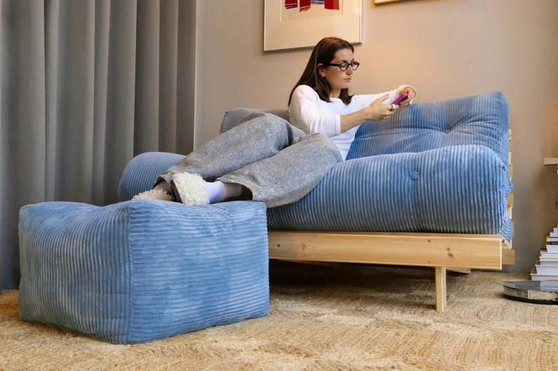 Pouf en velous strié bleu 50x35cm Buddy - Karup