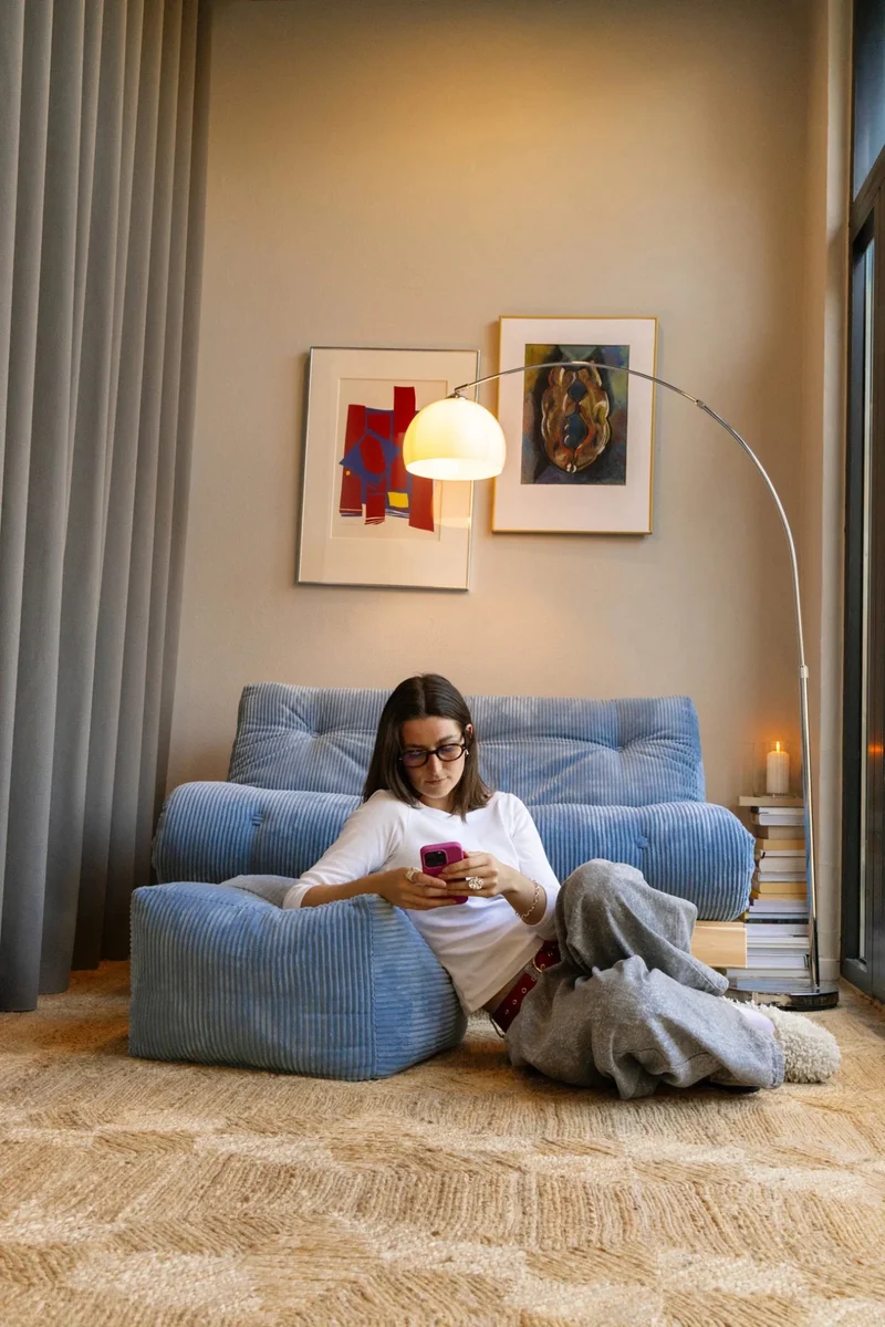 Pouf en velous strié marron foncé 50x35cm Buddy - Karup