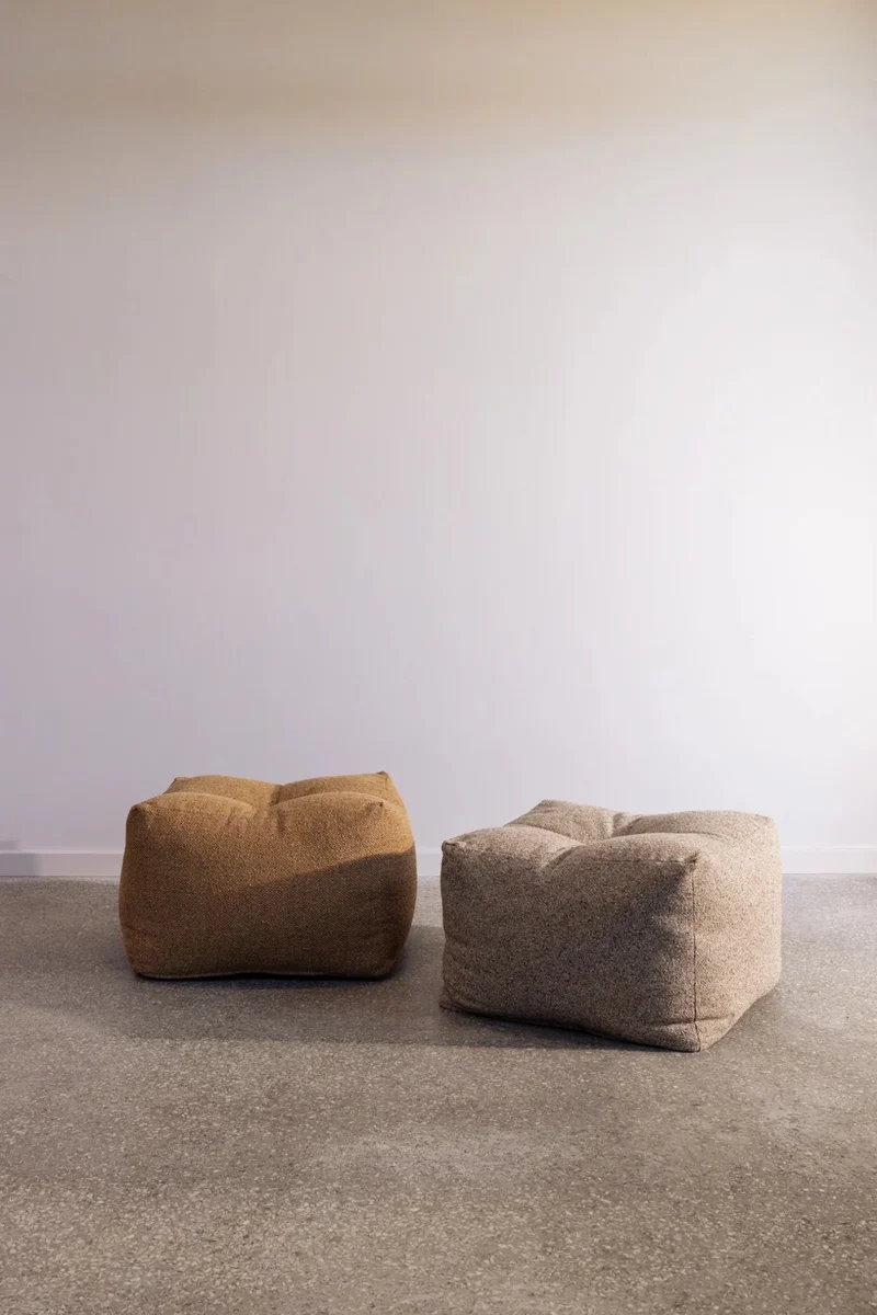 Pouf en velous strié crème 50x35cm Buddy - Karup