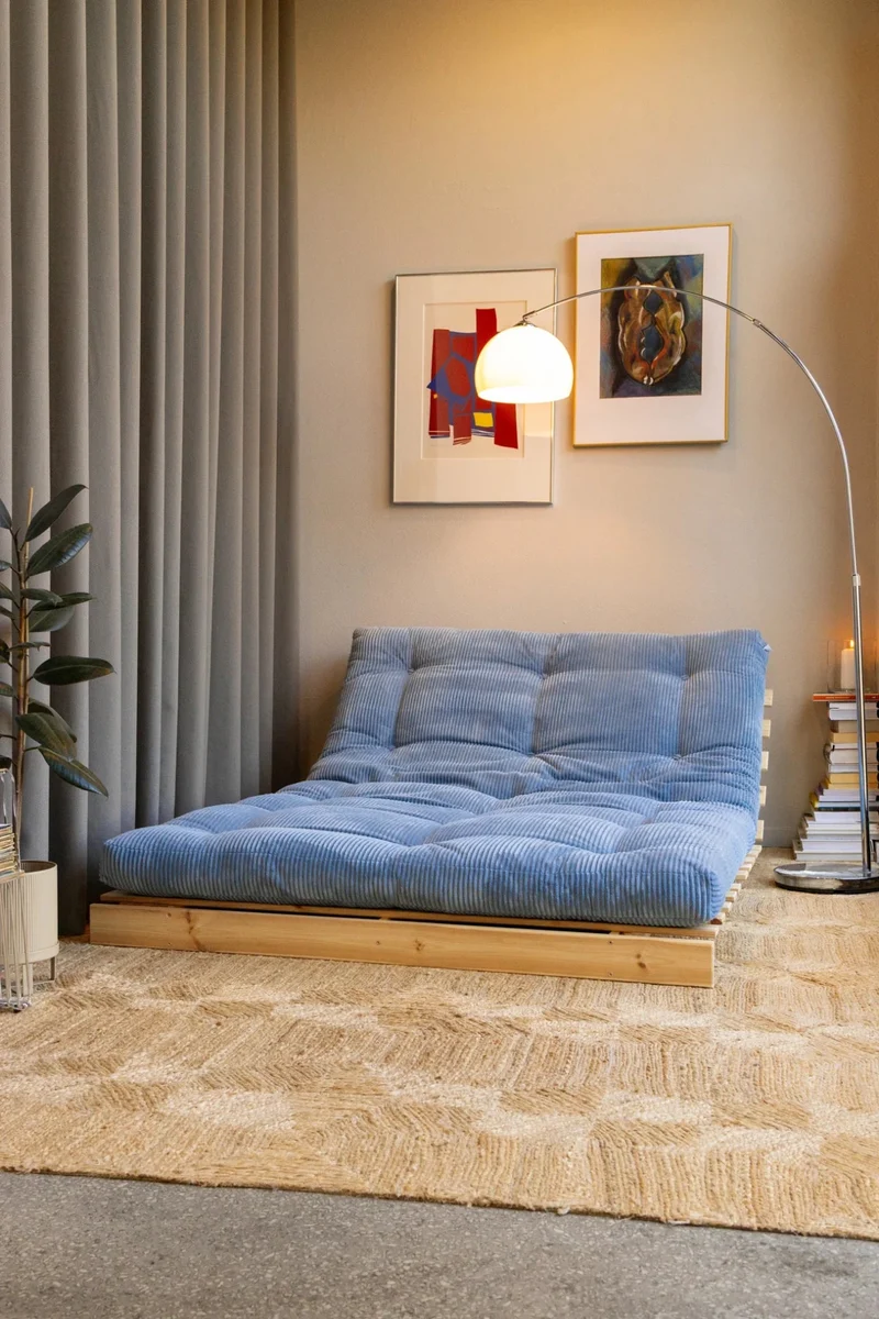 Canapé-lit en pin massif avec matelas bleu 140x200cm Roots - Karup