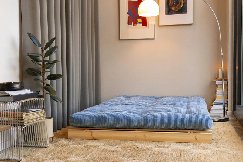Canapé-lit en pin massif avec matelas bleu 140x200cm Roots - Karup