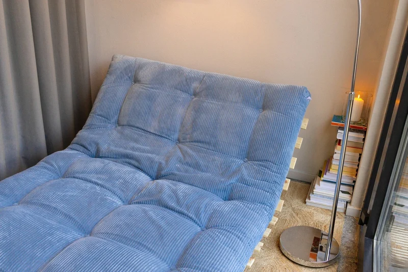 Canapé-lit en pin massif avec matelas bleu 140x200cm Roots - Karup