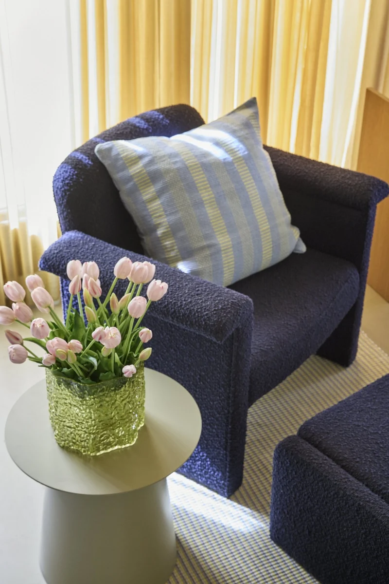 Fauteuil et repose pieds en tissu bouclette bleu foncé Softy - Hübsch