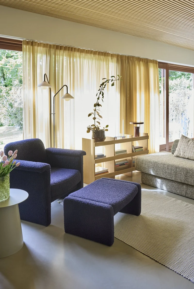 Fauteuil et repose pieds en tissu bouclette bleu foncé Softy - Hübsch