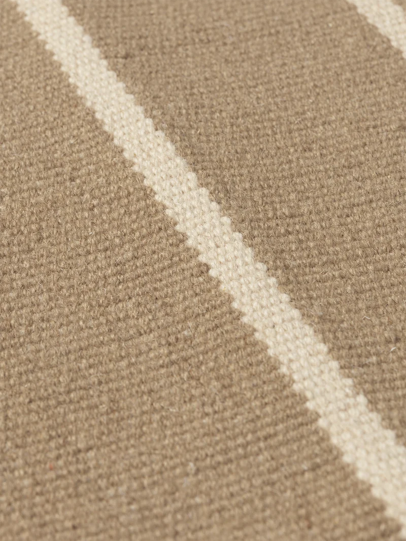 Ferm Living Calm Kelim Teppich - 140 x 200 - Dark Sand/Off-white