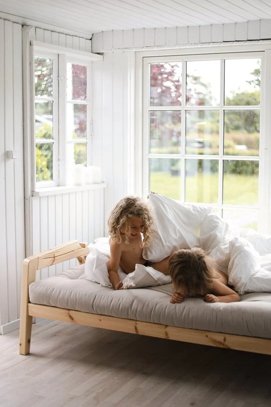 Canapé convertible en pin foncé avec son matelas futon warm sand Grab - Karup Design