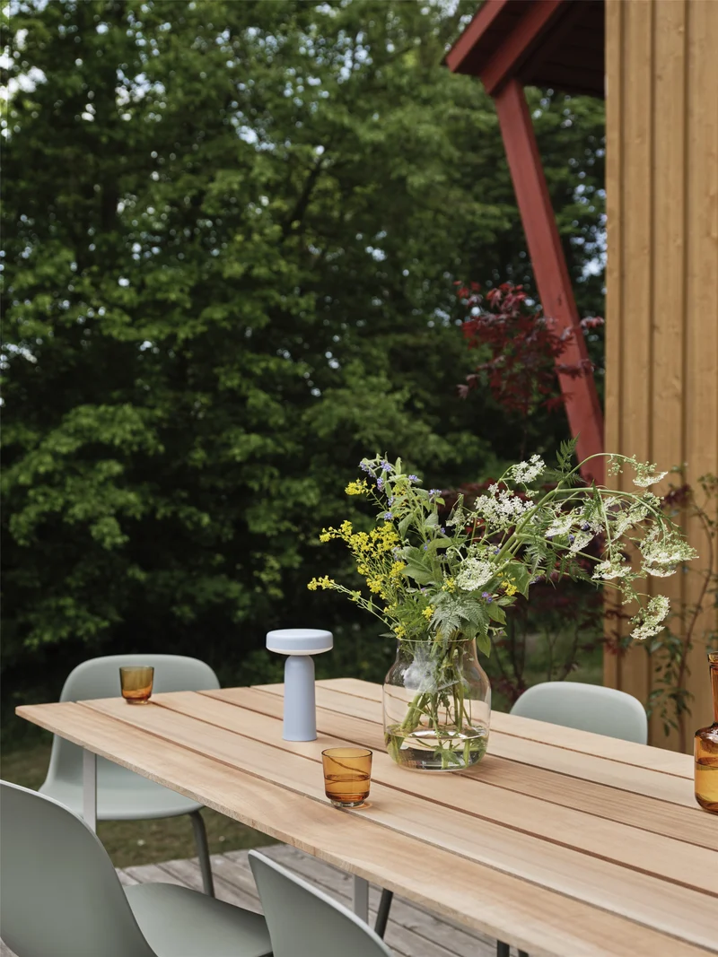Table à manger de jardin rectangulaire en aluminium gris et acajou 225x90cm The 70/70 - Muuto