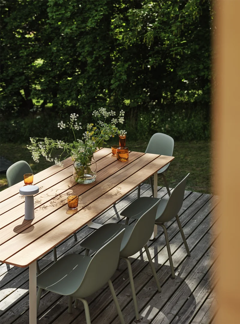 Table à manger de jardin rectangulaire en aluminium gris et acajou 225x90cm The 70/70 - Muuto
