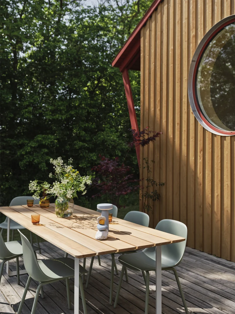 Table à manger de jardin rectangulaire en aluminium gris et acajou 225x90cm The 70/70 - Muuto