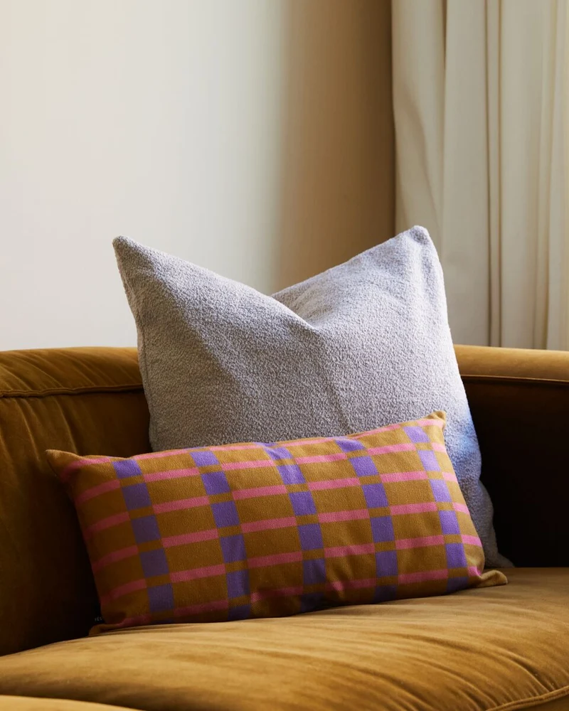 Coussin rectangulaire à carreaux en tissu violet et orange 30x60cm Striped - Fest Amsterdam