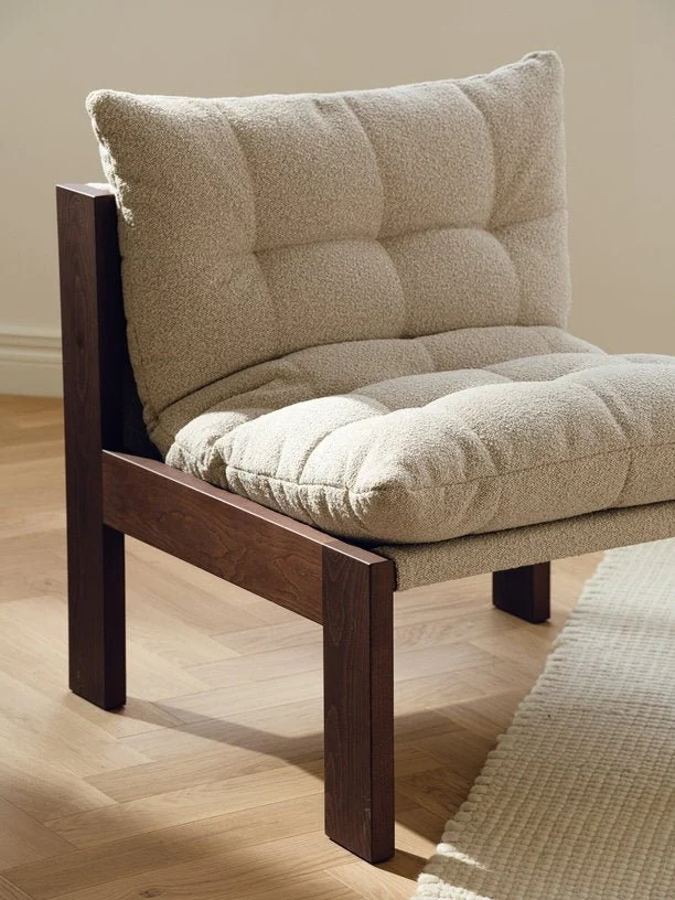 Fauteuil en tissu bouclé beige et bois de hêtre marron cacao Huno - noo.ma