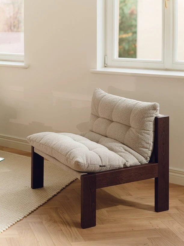 Fauteuil en tissu bouclé beige et bois de hêtre marron cacao Huno - noo.ma