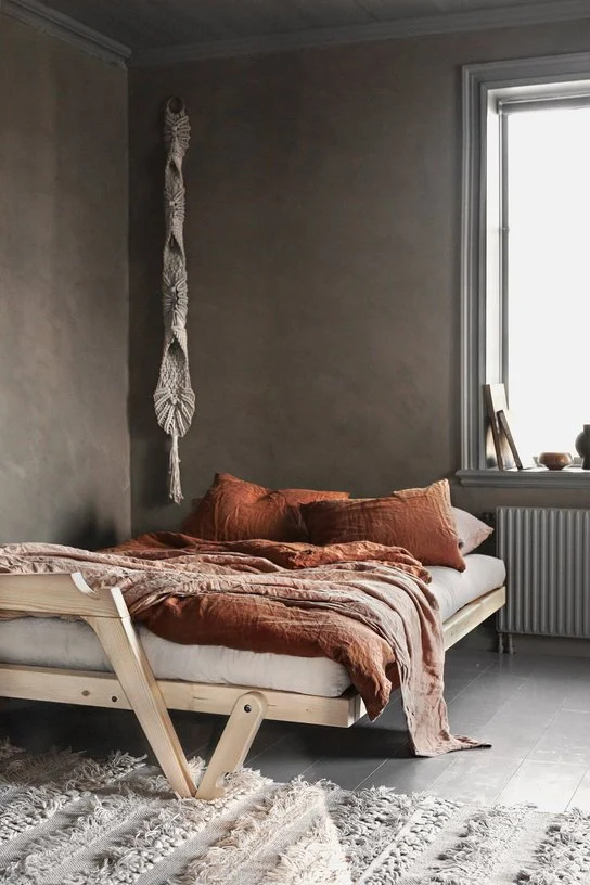 Canapé convertible en pin avec son matelas futon golden ochre Grab - Karup Design