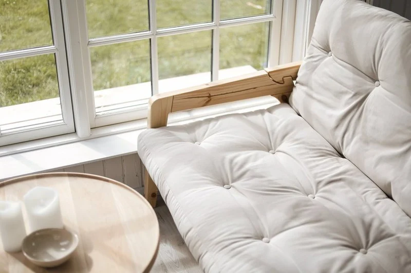 Canapé convertible en pin avec son matelas futon golden ochre Grab - Karup Design