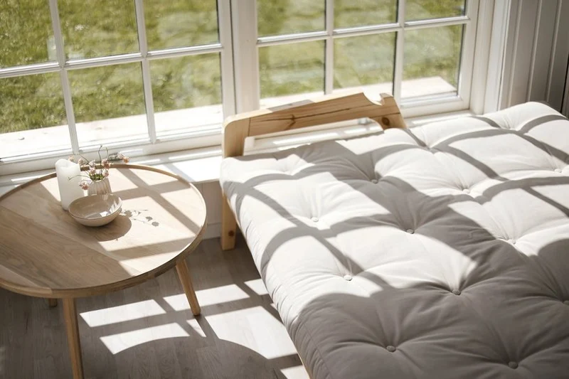 Canapé convertible en pin avec son matelas futon mellow brown Grab - Karup Design