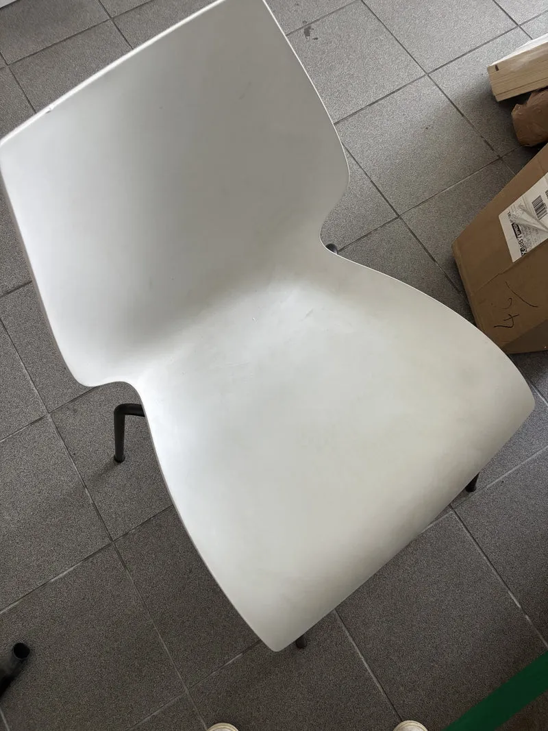 Chaise blanche zinc avec structure aluminium peint noir 77cm Maui Modèle d'exposition - Kartell
