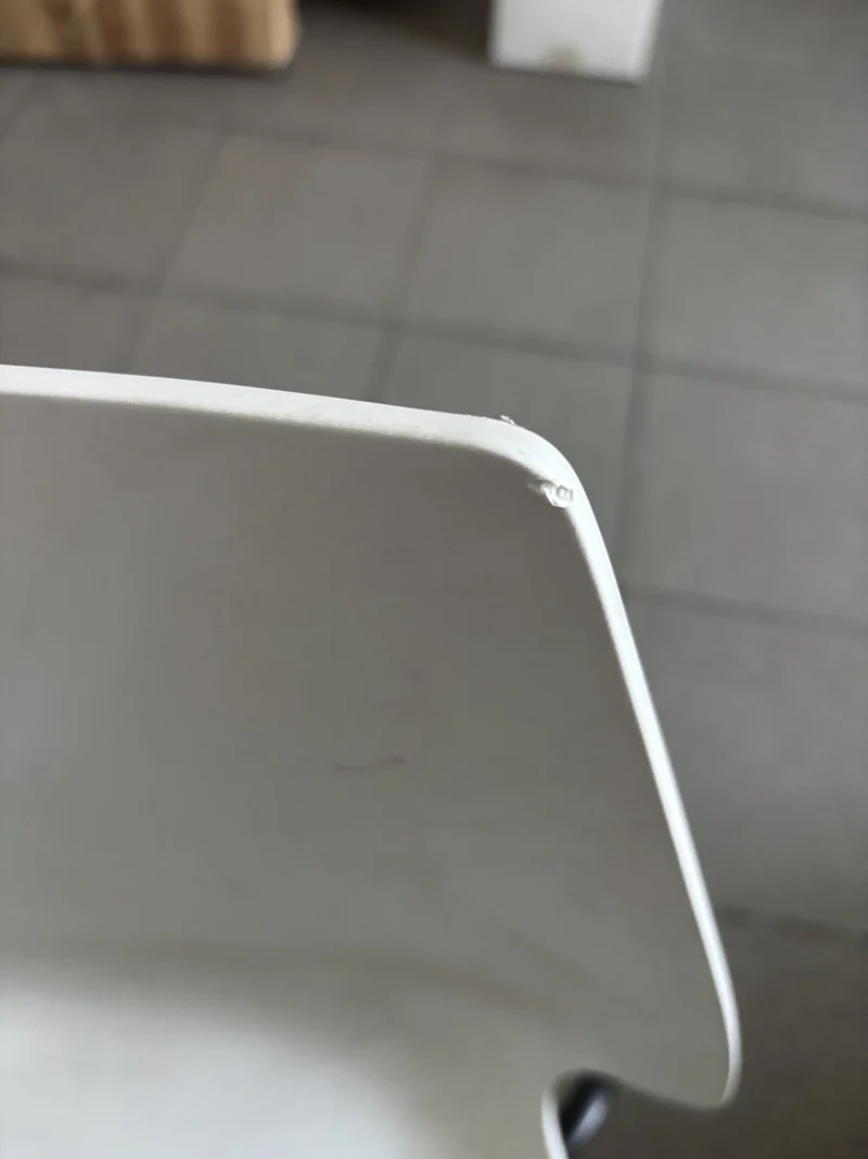 Chaise blanche zinc avec structure aluminium peint noir 77cm Maui Modèle d'exposition - Kartell