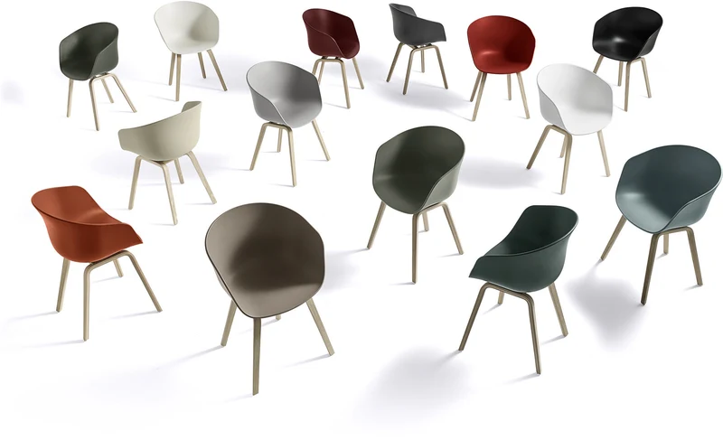 Chaise crème piétement en chêne laqué AAC22 - HAY
