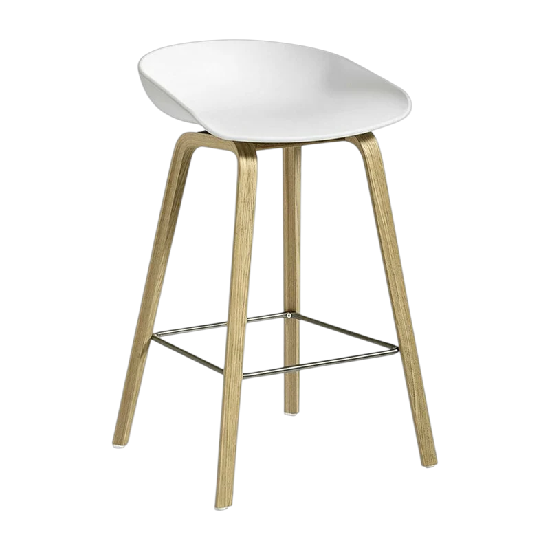 Tabouret de bar avec assise blanche en bois de chêne 65 cm AAS 32 - HAY