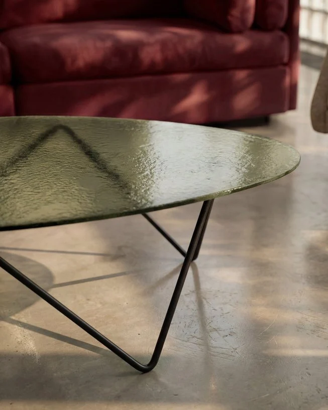 Table basse en verre structuré fumé et acier noir mat 106cm Pedrera - Gubi